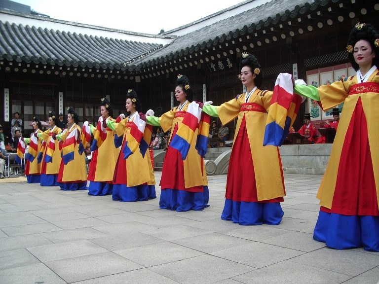 The Hanbok: All About Korea's National Costume | TouristSecrets