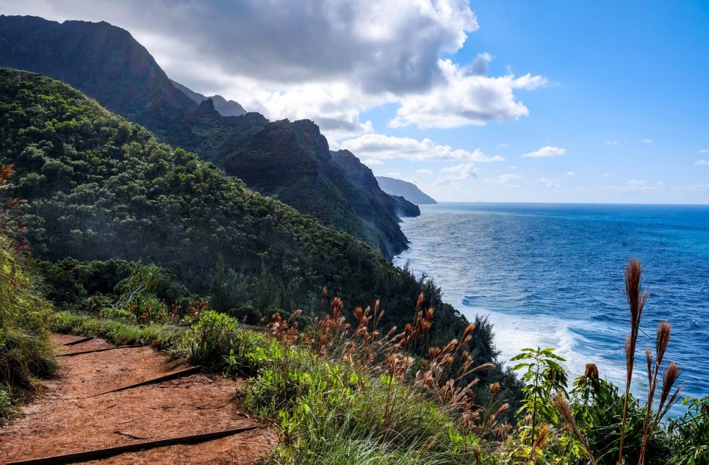 Cliffside view of the sea at Kalalau Trail in Kauai