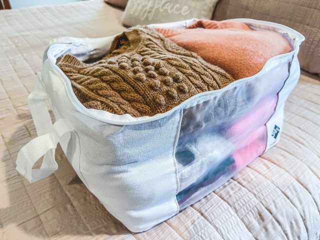 Clear Blanket Storage Bag - Durable Vinyl Material to Shield Your Blankets  and Clothes from Dust, Dirt and Moisture. Easy Gliding Zipper for Easy