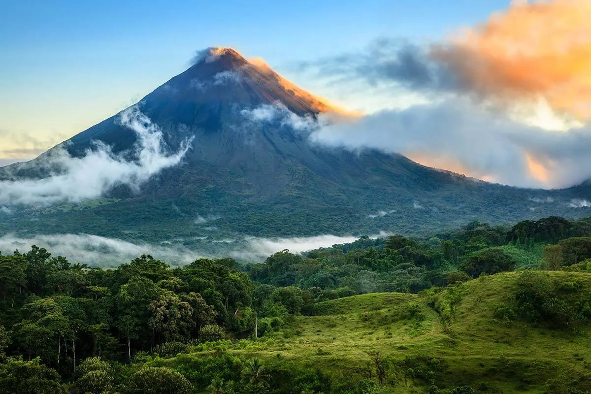 Costa rica is a wonderland of natural. Коста Рика вулкан. Ареналь Коста-Рика. Вулкан Ареналь. Вулкан Ареналь Монтеверде Коста-Рика.