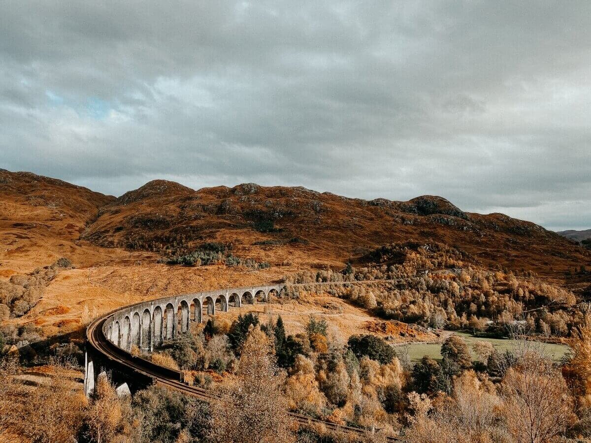 how-to-visit-the-glenfinnan-viaduct-and-photograph-the-train