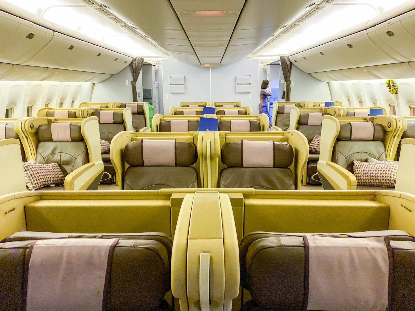 Singapore Airlines Business Class Boeing 777-300ER Review | TouristSecrets