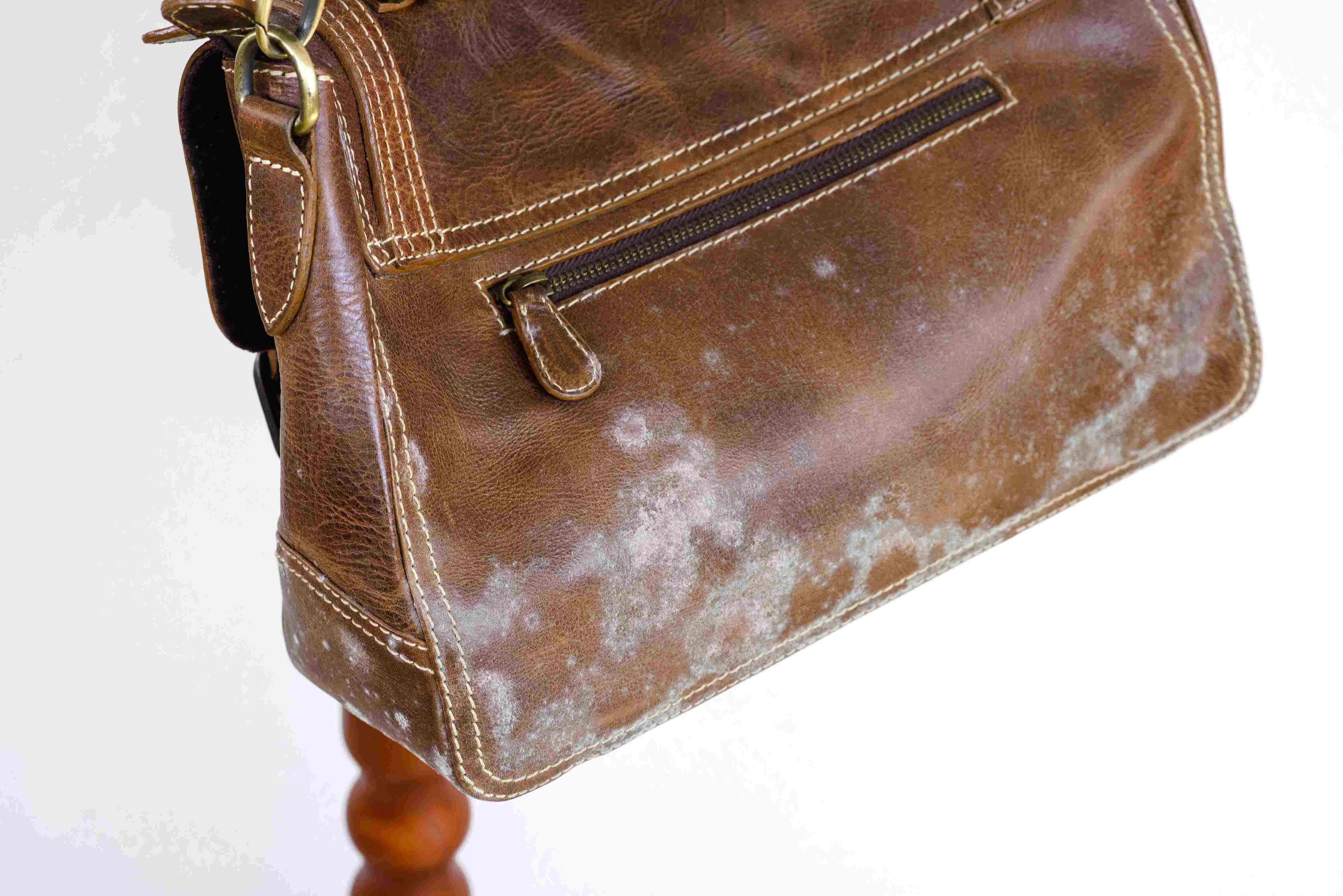 how-to-remove-musty-odor-from-handbag-touristsecrets