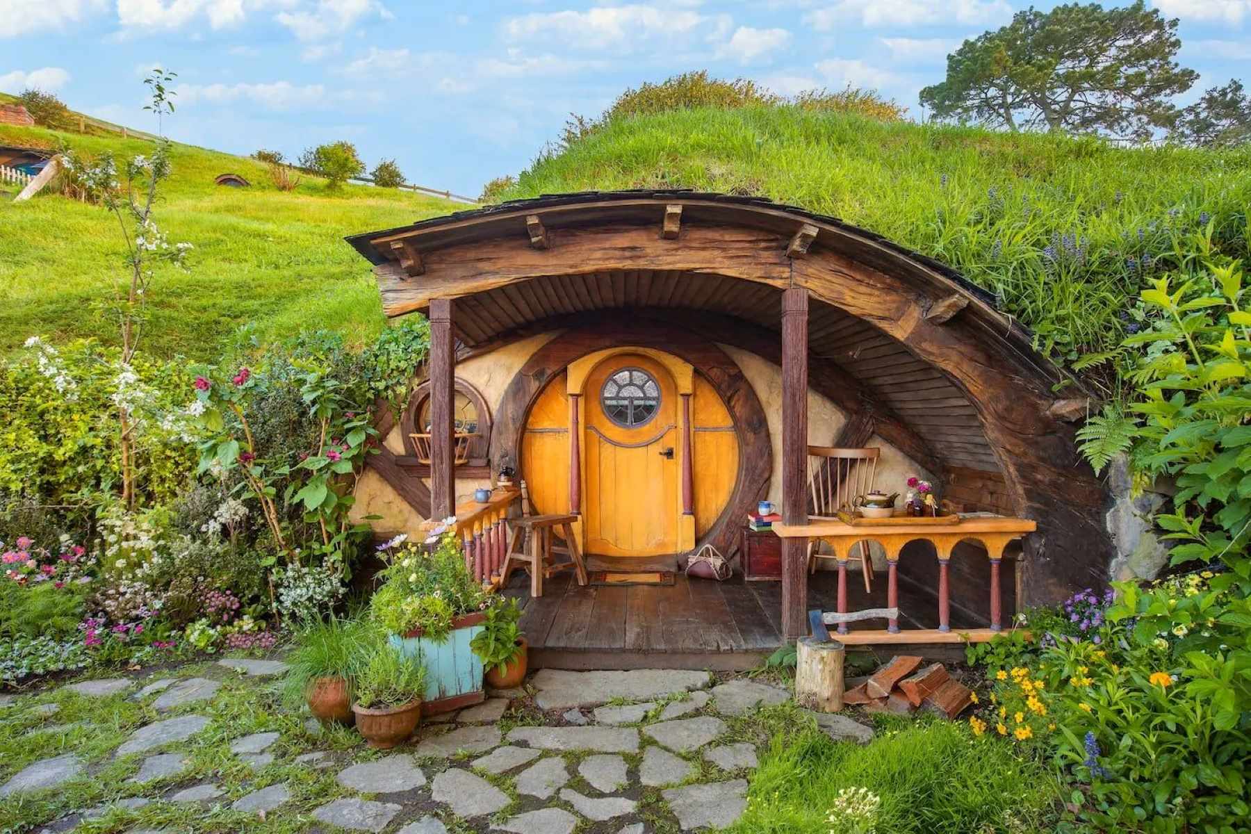 real-life-hobbit-houses-that-you-can-actually-stay-in-touristsecrets