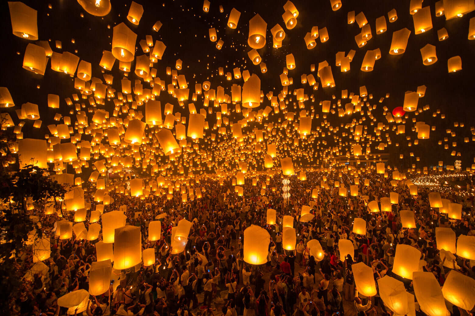 Thousands of Lanterns Become Stars in the Sky: Yi Peng in Chiang Mai ...