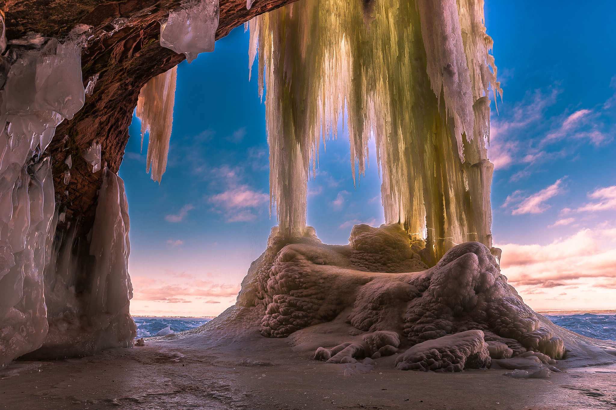 Hidden Sea Caves Of The Apostle Islands In Wisconsin | TouristSecrets