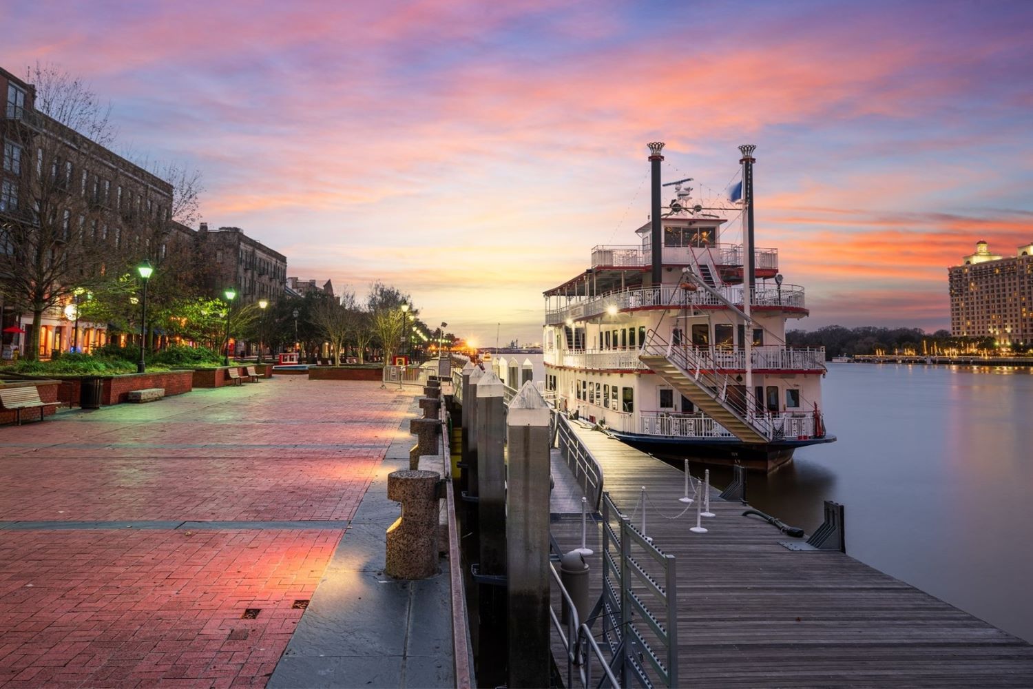 river-street-savannahs-historic-waterfront