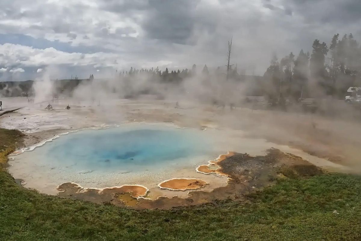 Mysteries Of The Hidden Geysers In Yellowstone Basin | TouristSecrets