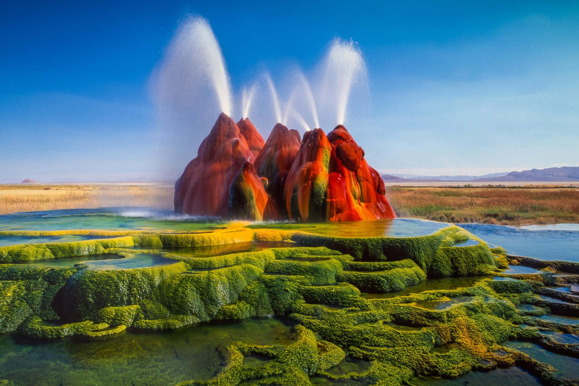 mystery-of-fly-geyser-in-nevada-desert