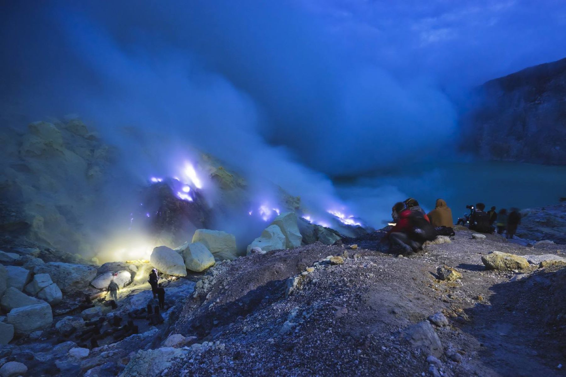 mystery-of-kawah-ijens-blue-flame-night-hike