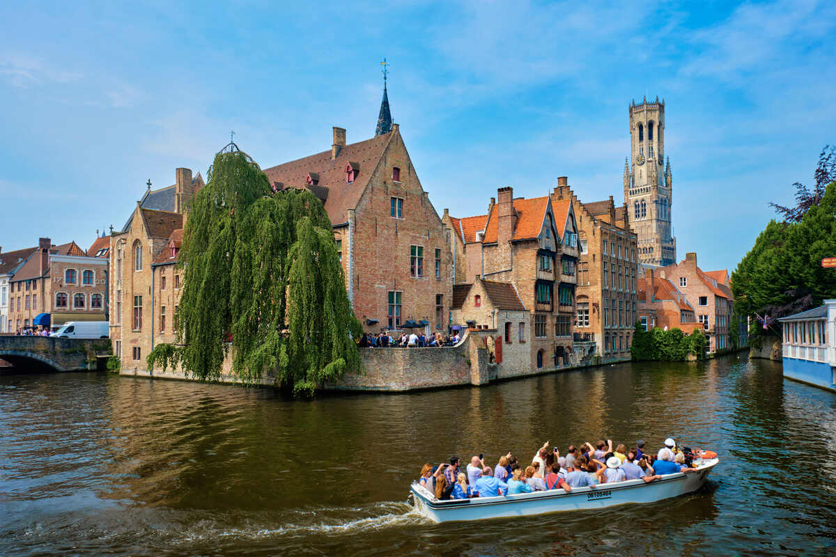 secrets-of-the-bruges-canal-boat-tour