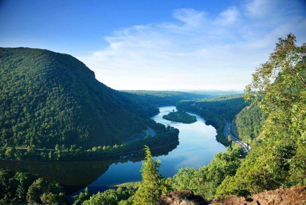 Mysteries Of New Jersey's Mount Tammany | TouristSecrets