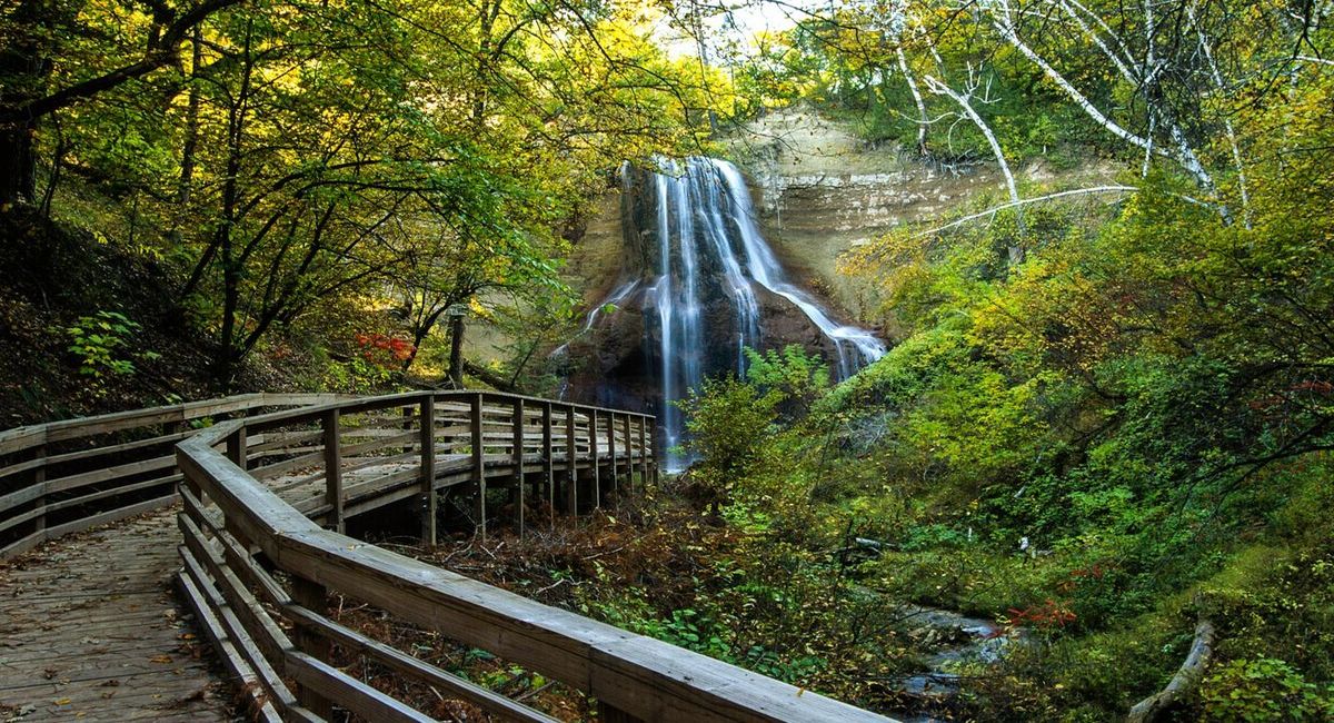 Mysteries Of Nebraska's Smith Falls | TouristSecrets