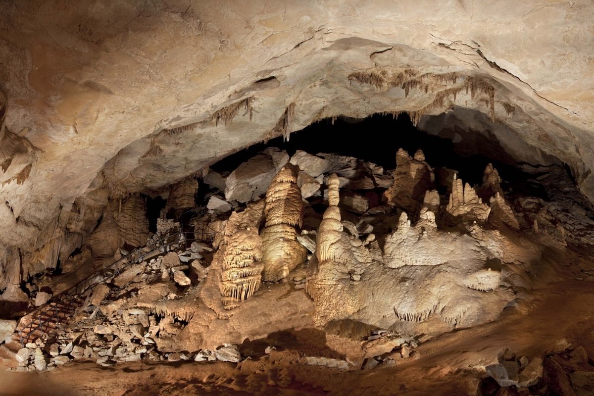 Mysteries Of Tennessee's Short Mountain Caves | TouristSecrets